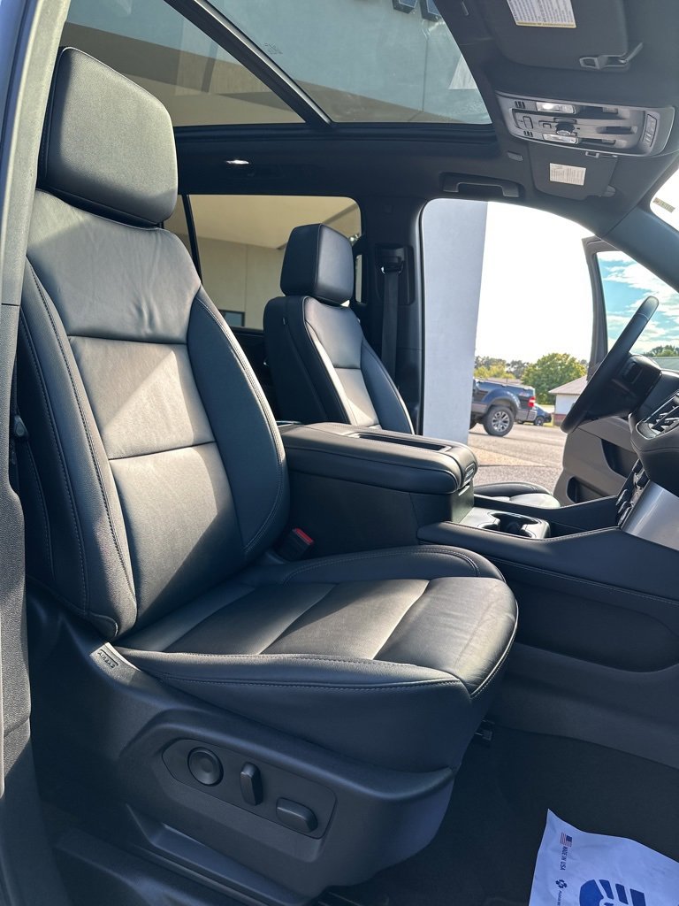 Used 2024 Chevrolet Suburban Z71 w/ Luxury Package image 19