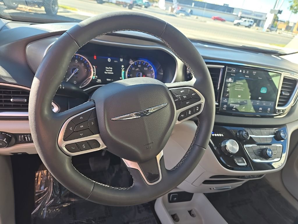 Used 2024 Chrysler Pacifica Touring-L image 13