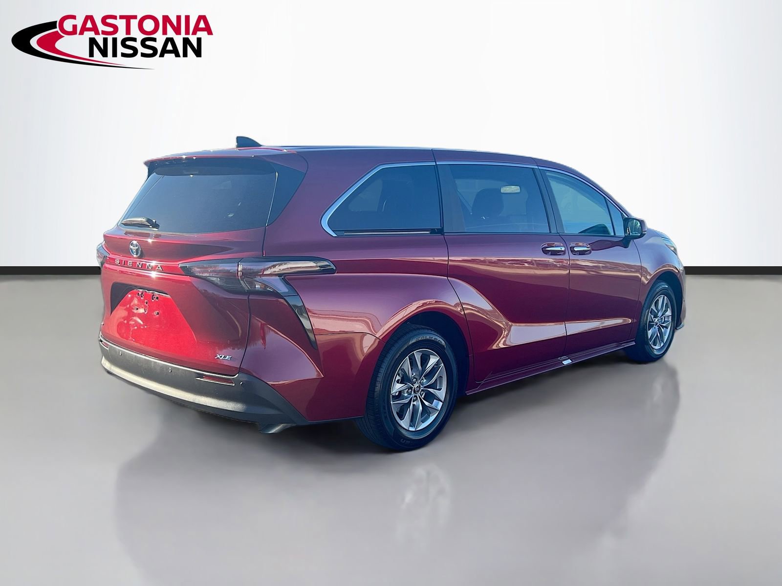 Used 2025 Toyota Sienna XLE image 9