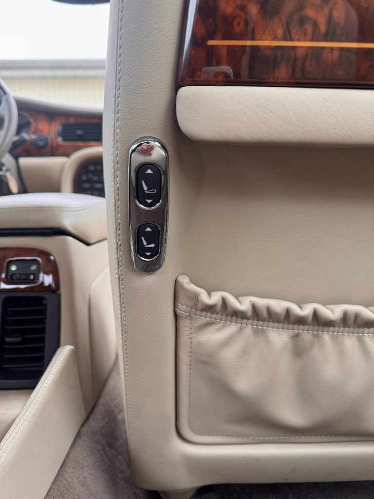 Used 2001 Jaguar XJ Vanden Plas image 17