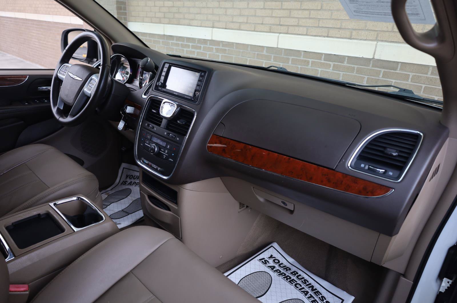 Used 2014 Chrysler Town & Country Touring FWD image 27