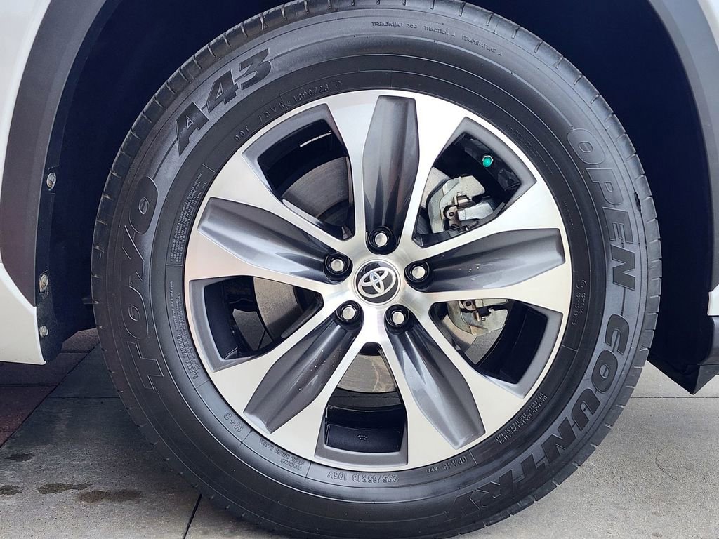 Used 2023 Toyota Highlander XLE FWD image 4