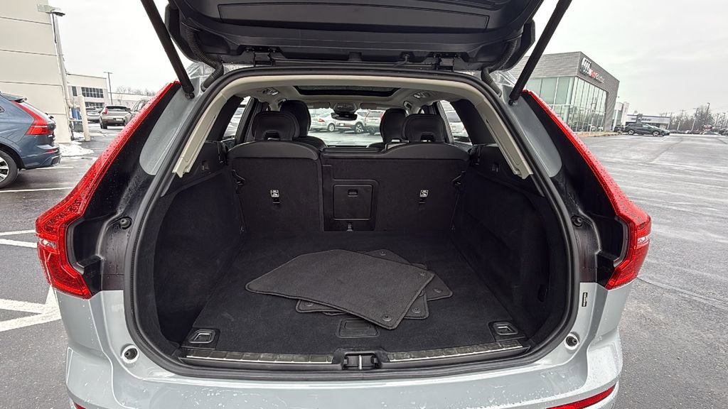 Certified 2025 Volvo XC60 B5 Plus image 28