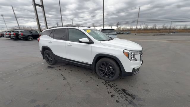 Used 2022 GMC Terrain SLE w/ Driver Convenience Package image 2