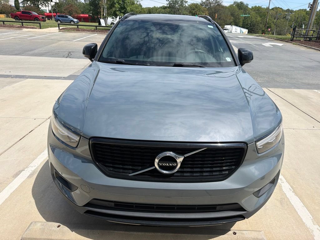 Used 2020 Volvo XC40 T4 R-Design FWD image 2