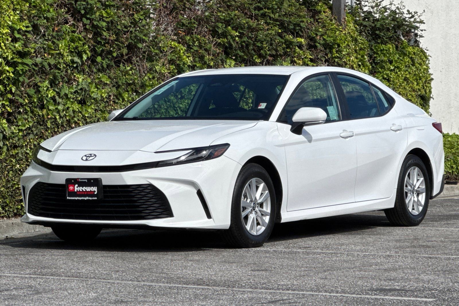 Used 2025 Toyota Camry LE image 9