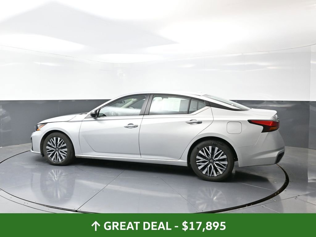 Used 2024 Nissan Altima 2.5 SV image 11