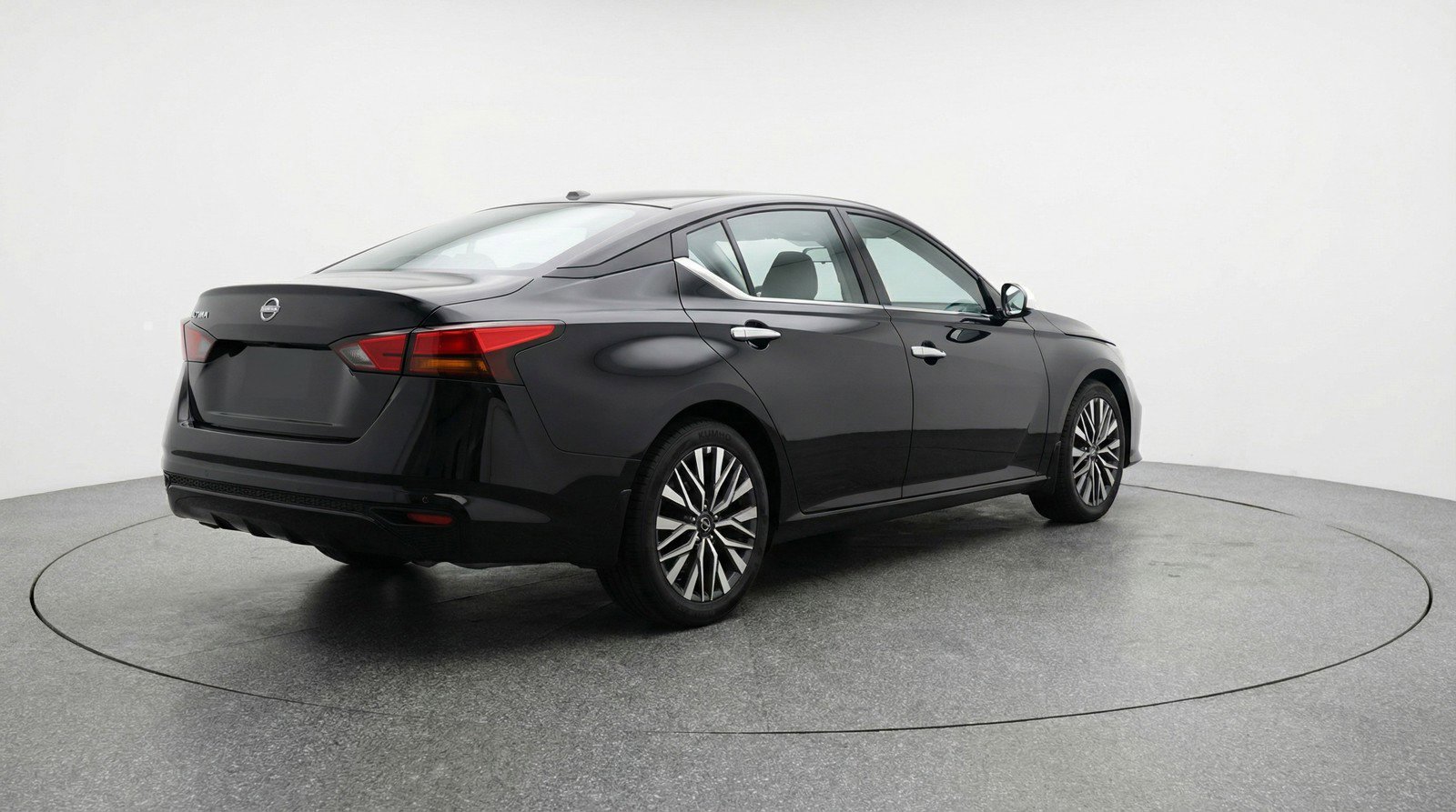 Used 2025 Nissan Altima 2.5 SV image 9