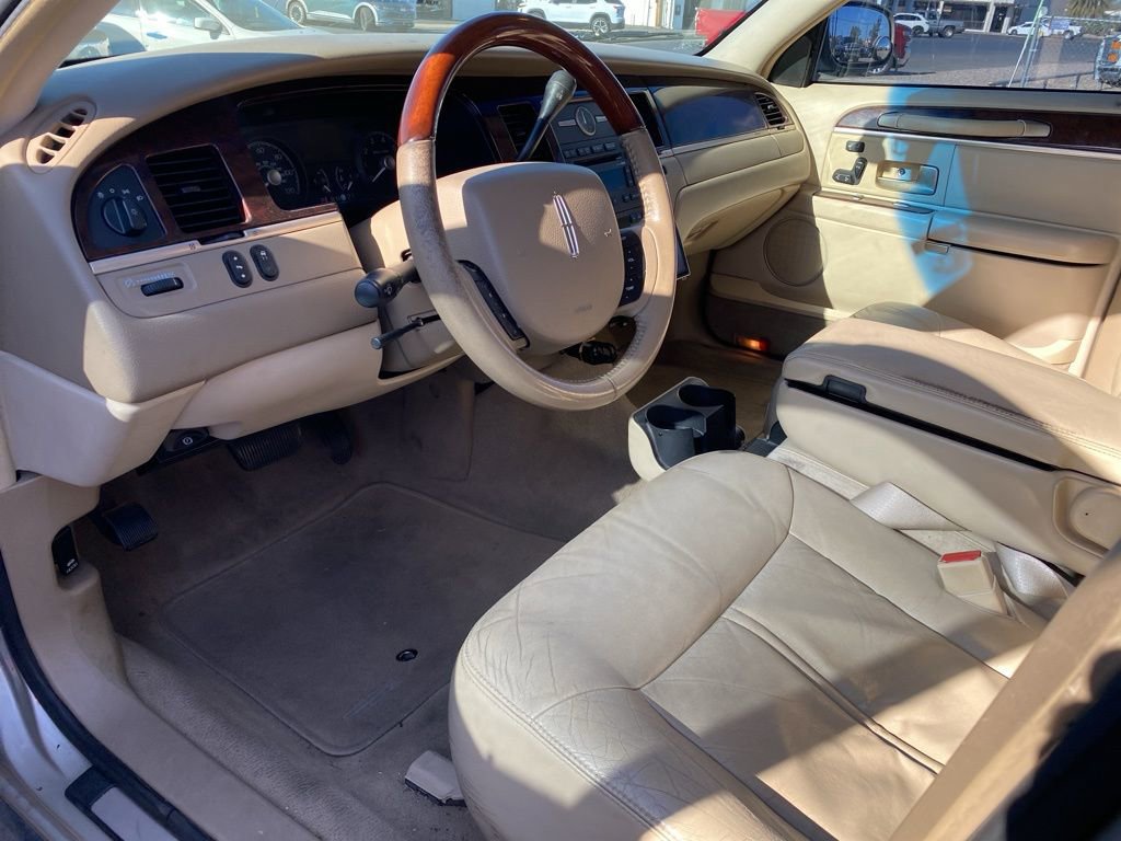 Used 2008 Lincoln Town Car Signature Limited image 5