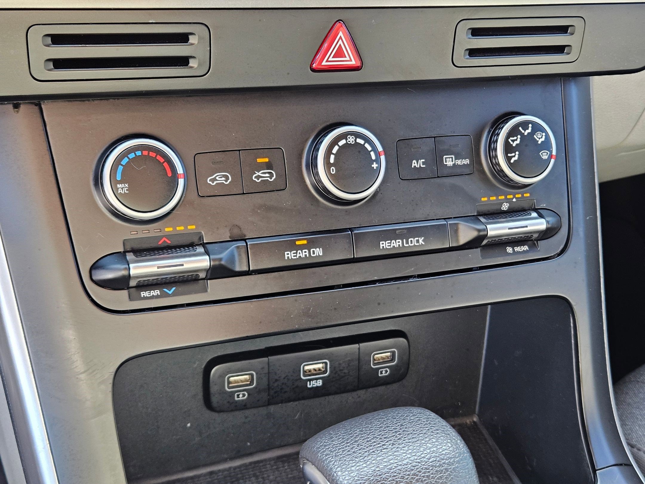 Used 2022 Kia Carnival LX image 24