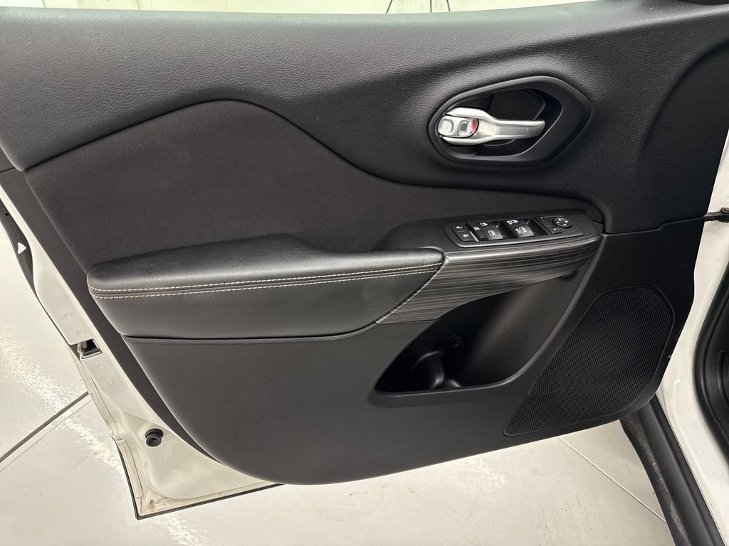 Used 2015 Jeep Cherokee Latitude w/ Cold Weather Group AWD/4WD image 11