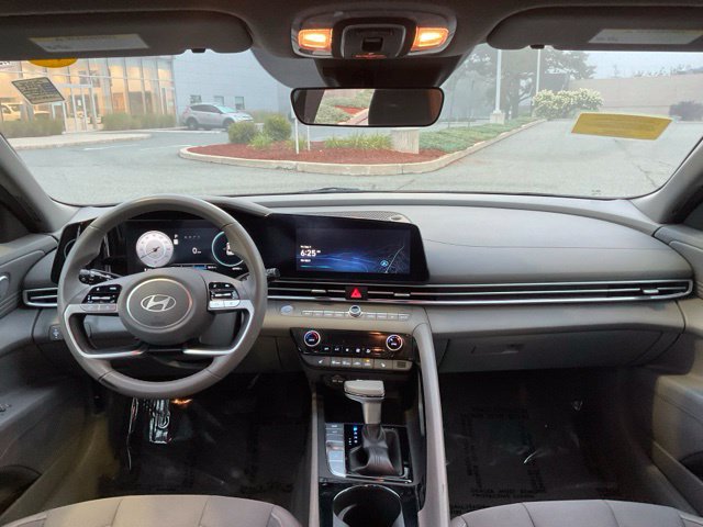 Used 2025 Hyundai Elantra SEL FWD image 14
