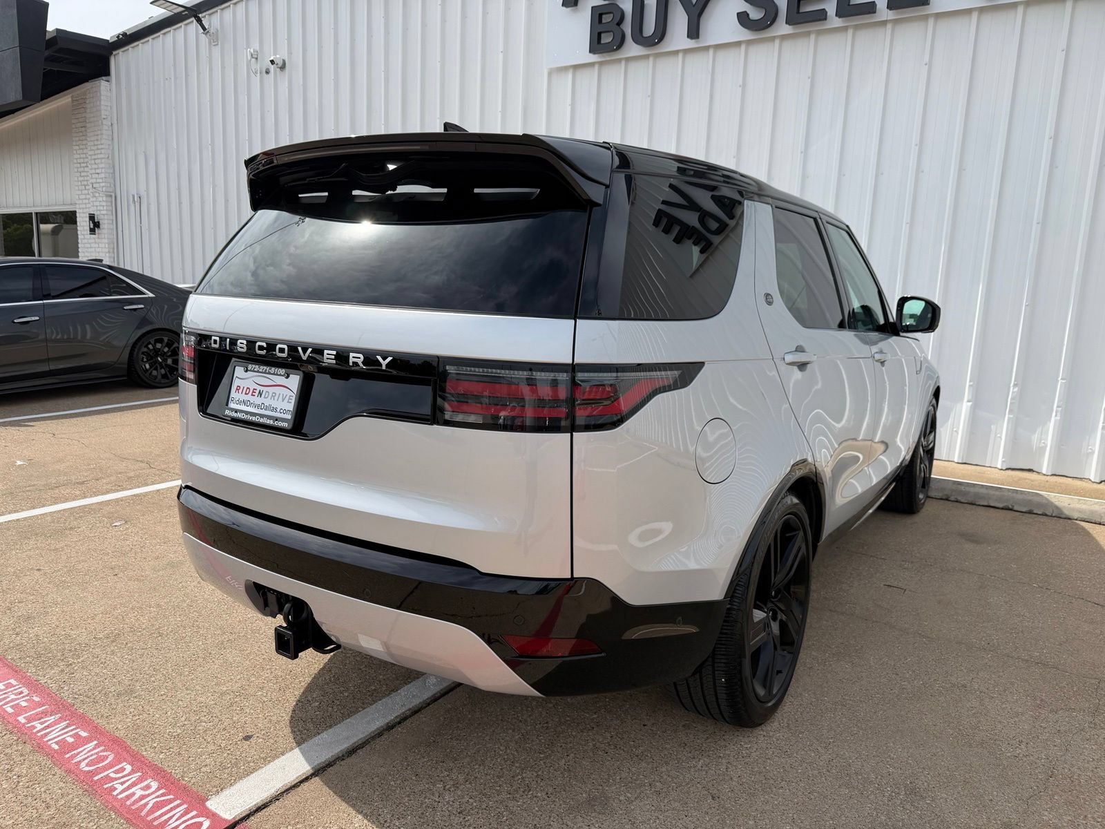 Used 2024 Land Rover Discovery Metropolitan Edition AWD/4WD image 6