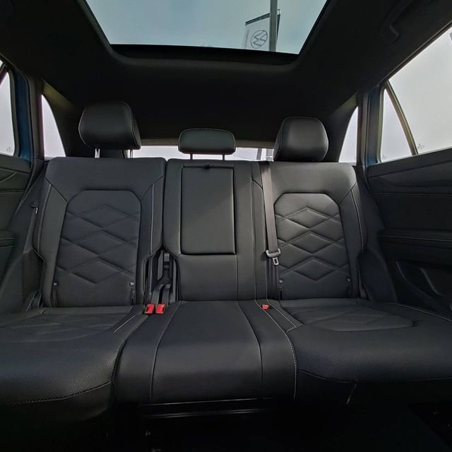 Used 2025 Volkswagen Atlas Cross Sport SE w/ Panoramic Sunroof Package image 31