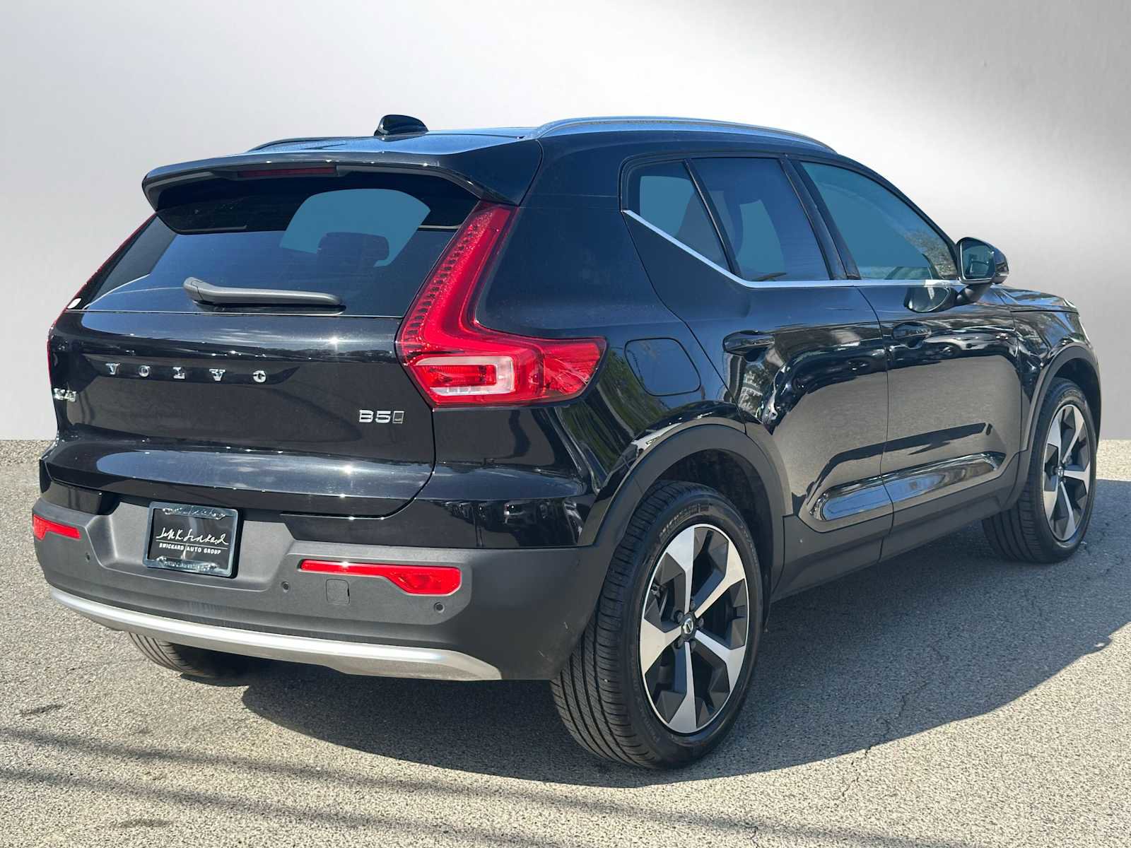 Used 2025 Volvo XC40 B5 Plus w/ Protection Package Premier AWD/4WD image 3