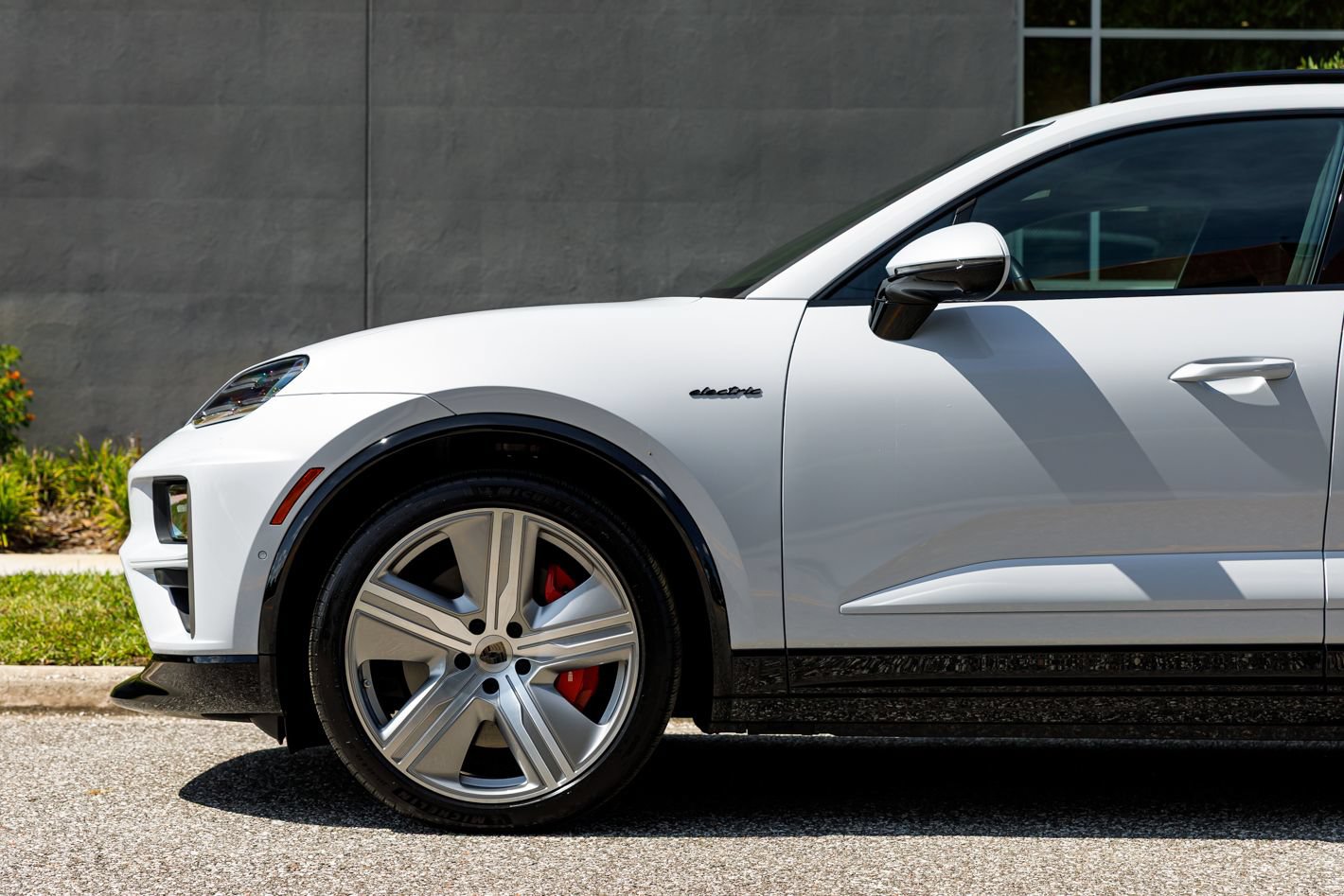 Used 2025 Porsche Macan Turbo Electric AWD/4WD image 23