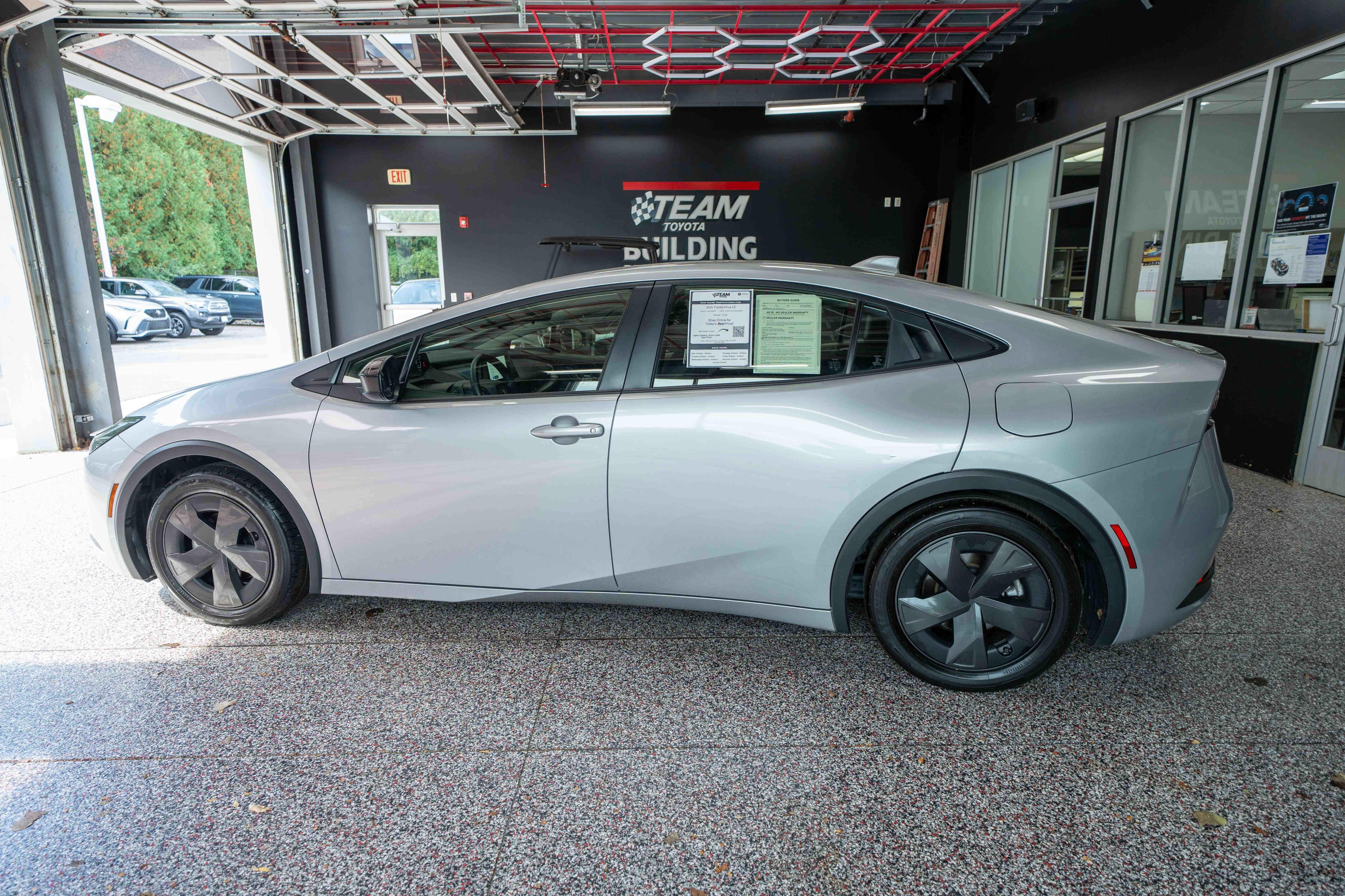 Used 2025 Toyota Prius LE FWD image 2