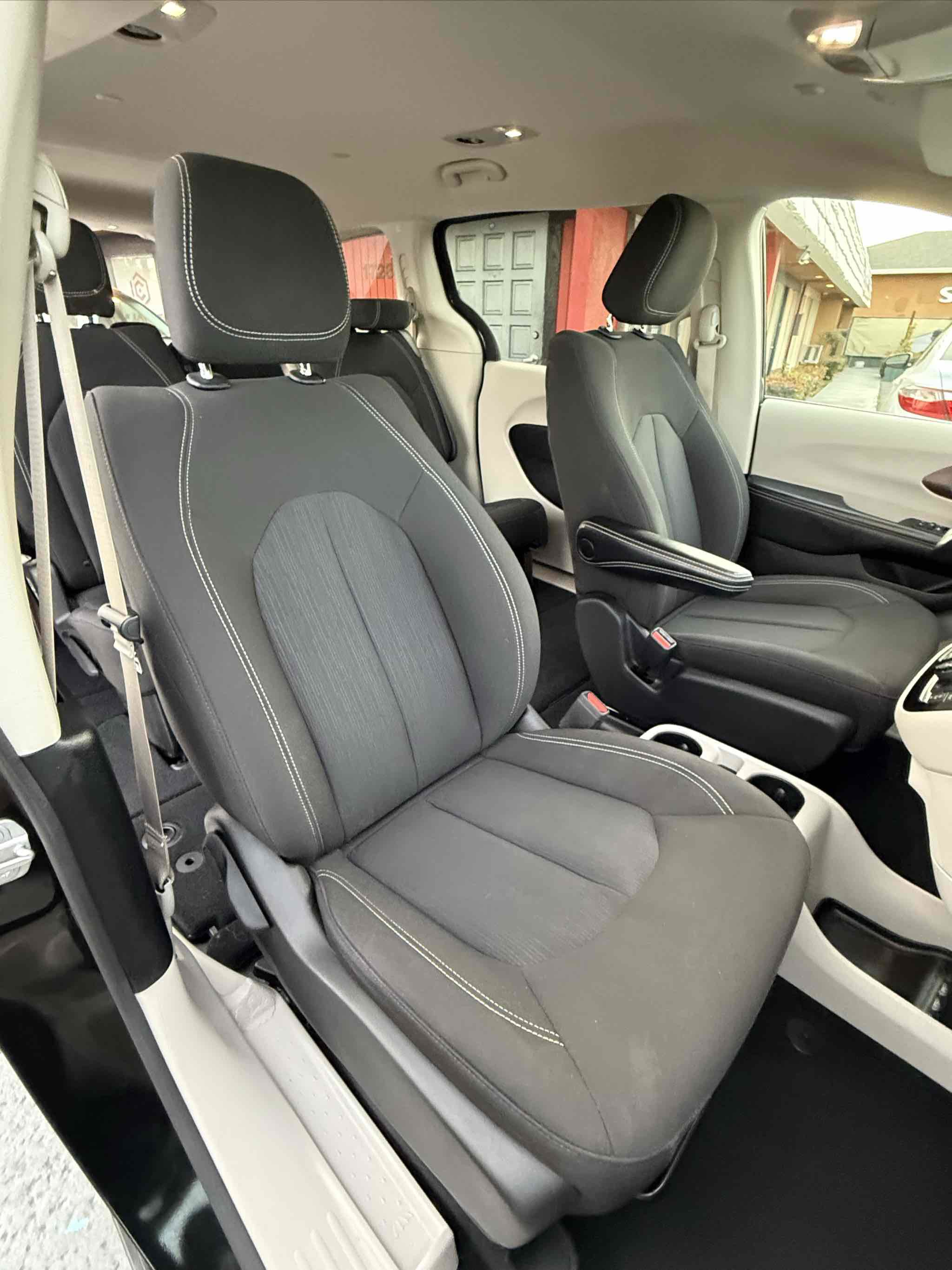 Used 2023 Chrysler Voyager LX image 17