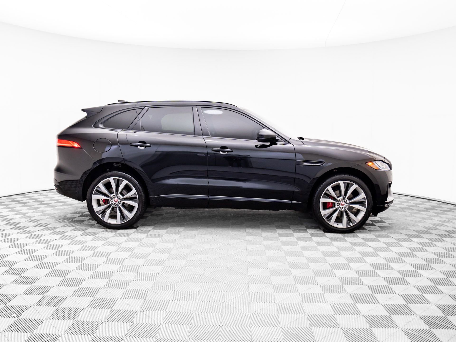 Used 2020 Jaguar F-PACE S image 6