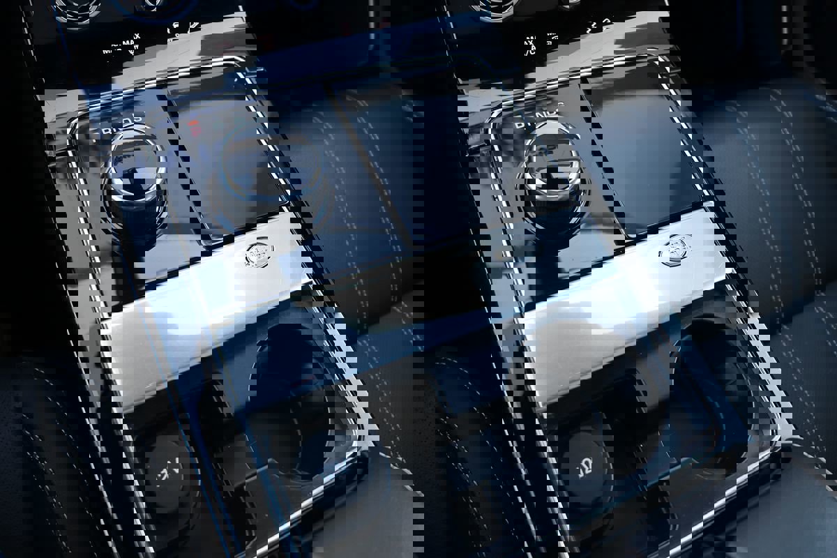 Used 2018 Land Rover Range Rover Velar R-Dynamic SE image 33