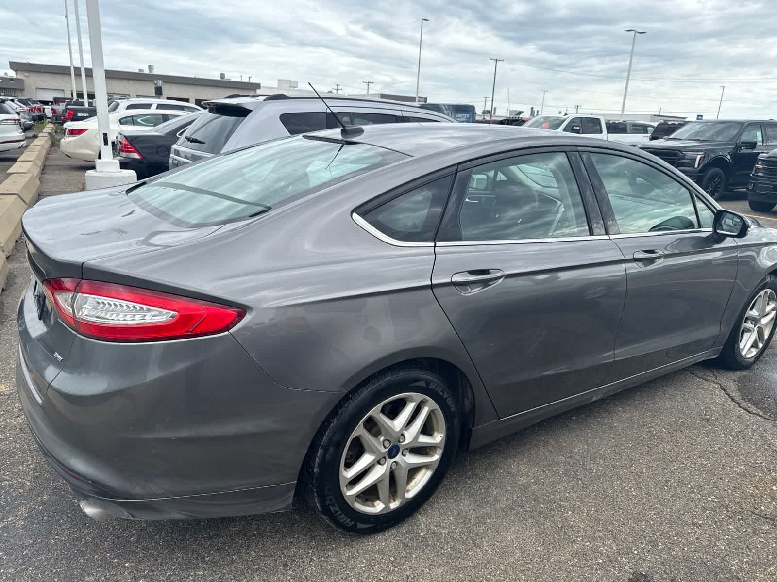 Used 2014 Ford Fusion SE FWD image 12