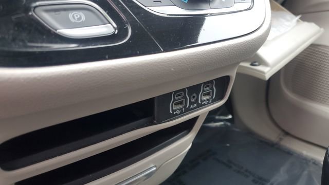 Certified 2024 Chrysler Pacifica Touring-L image 18