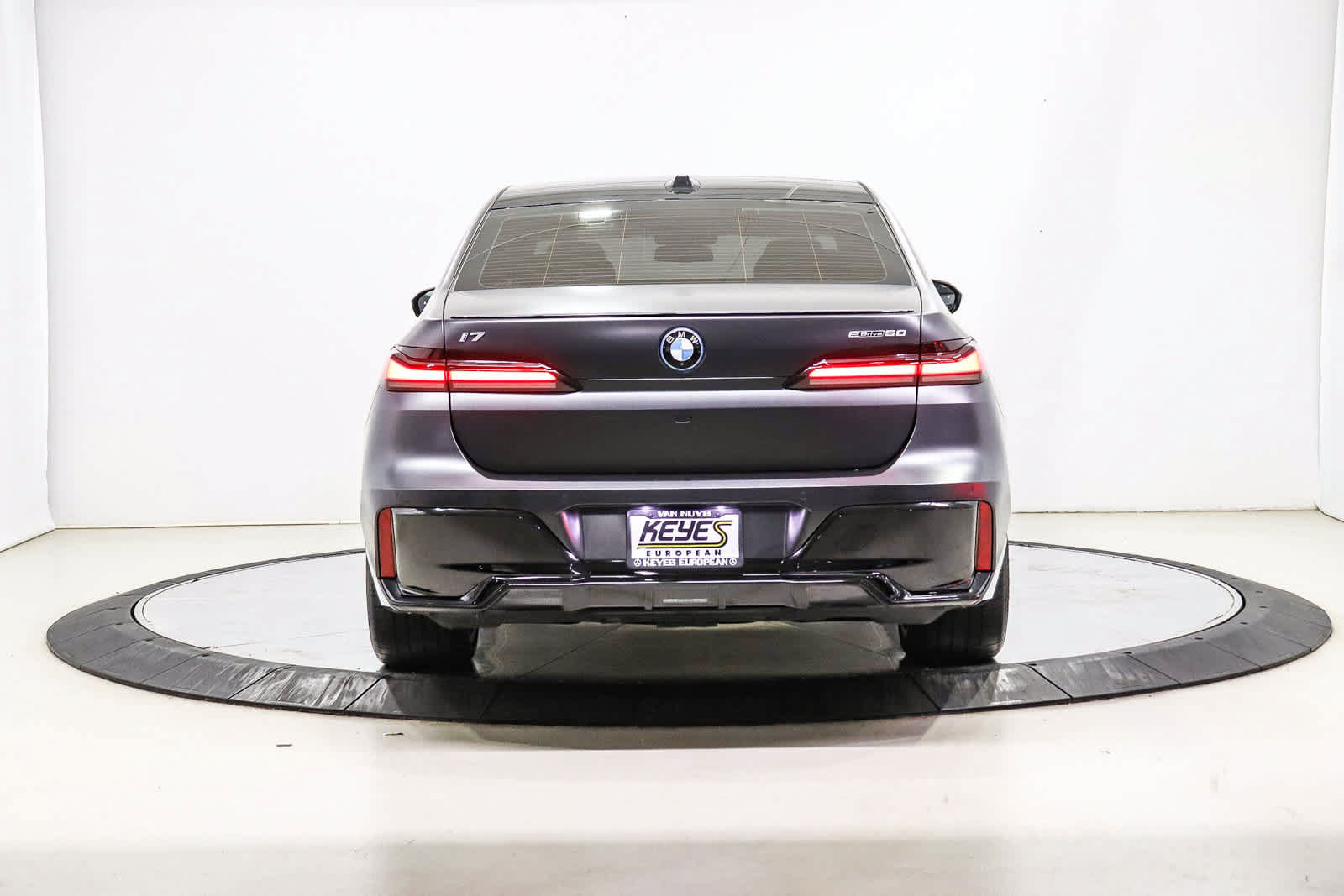 Used 2025 BMW i7 eDrive50 w/ M Sport Package RWD image 3