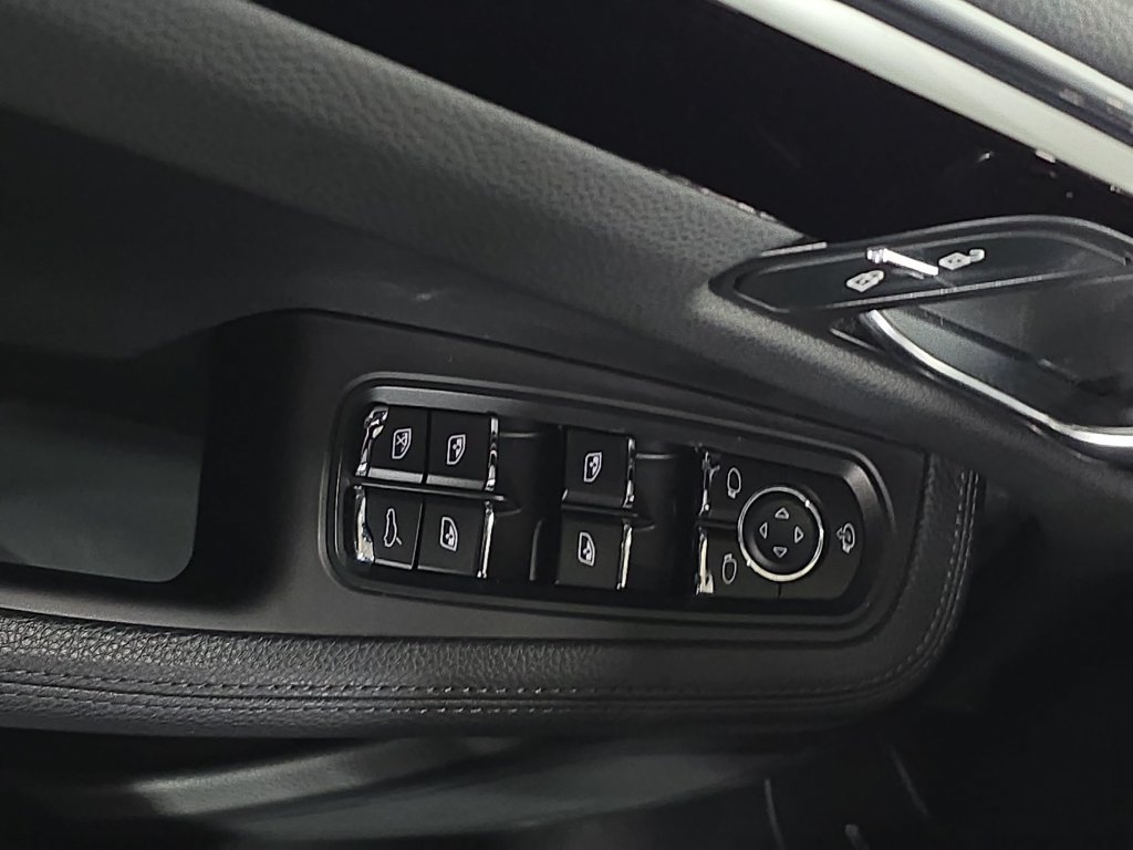 Certified 2023 Porsche Macan AWD/4WD image 21