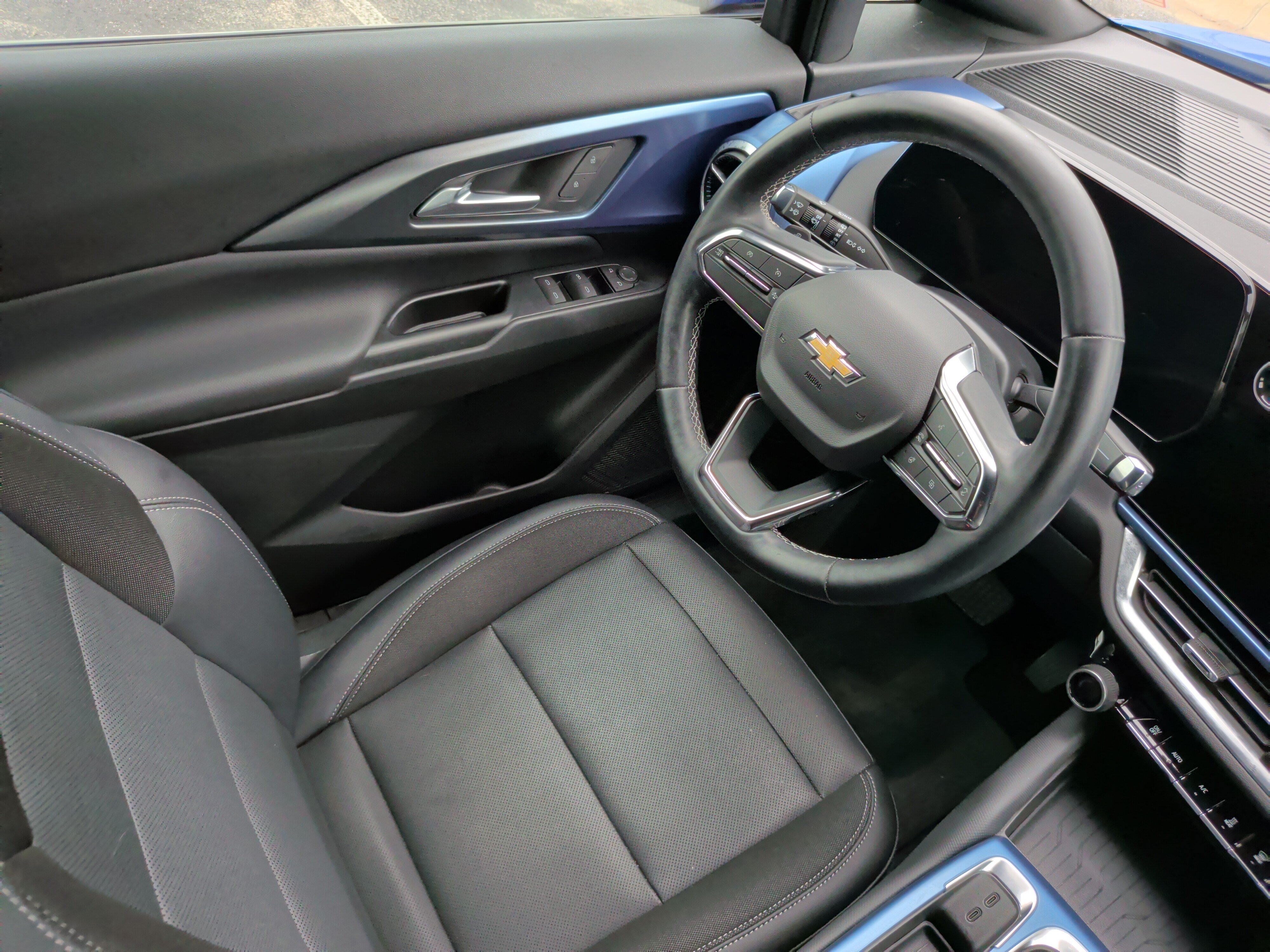 Used 2024 Chevrolet Equinox EV LT FWD image 36