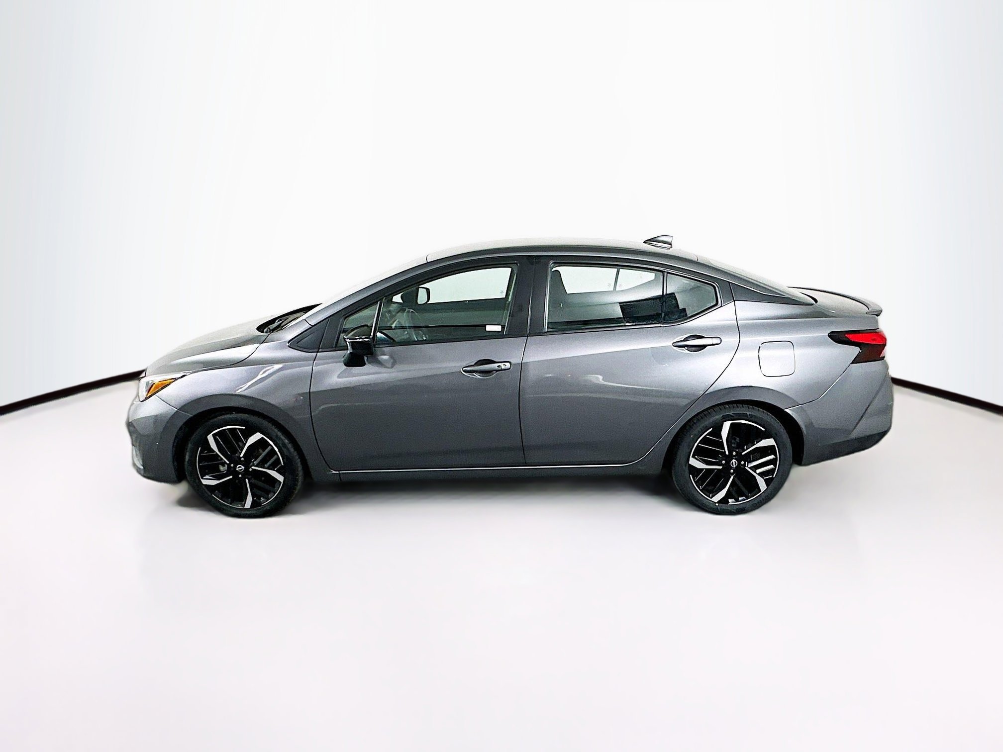Used 2024 Nissan Versa SR image 4