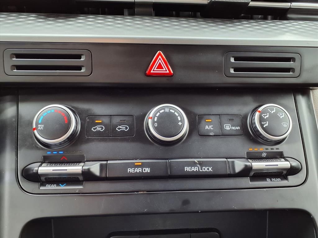 Used 2024 Kia Carnival LX image 4