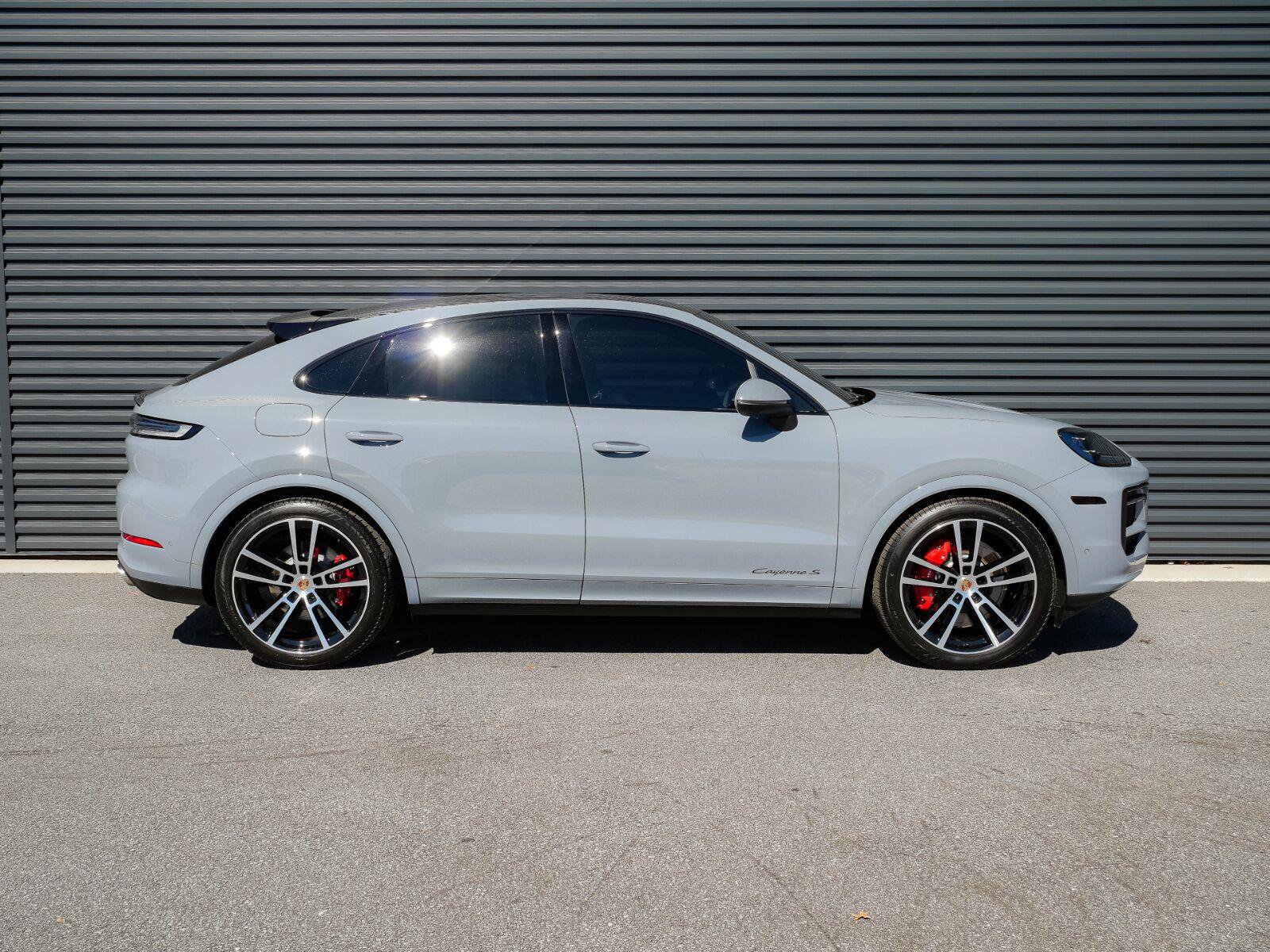 Used 2025 Porsche Cayenne S AWD/4WD image 28