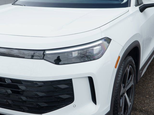 Used 2025 Volkswagen Tiguan SE w/ Panoramic Sunroof Package image 11