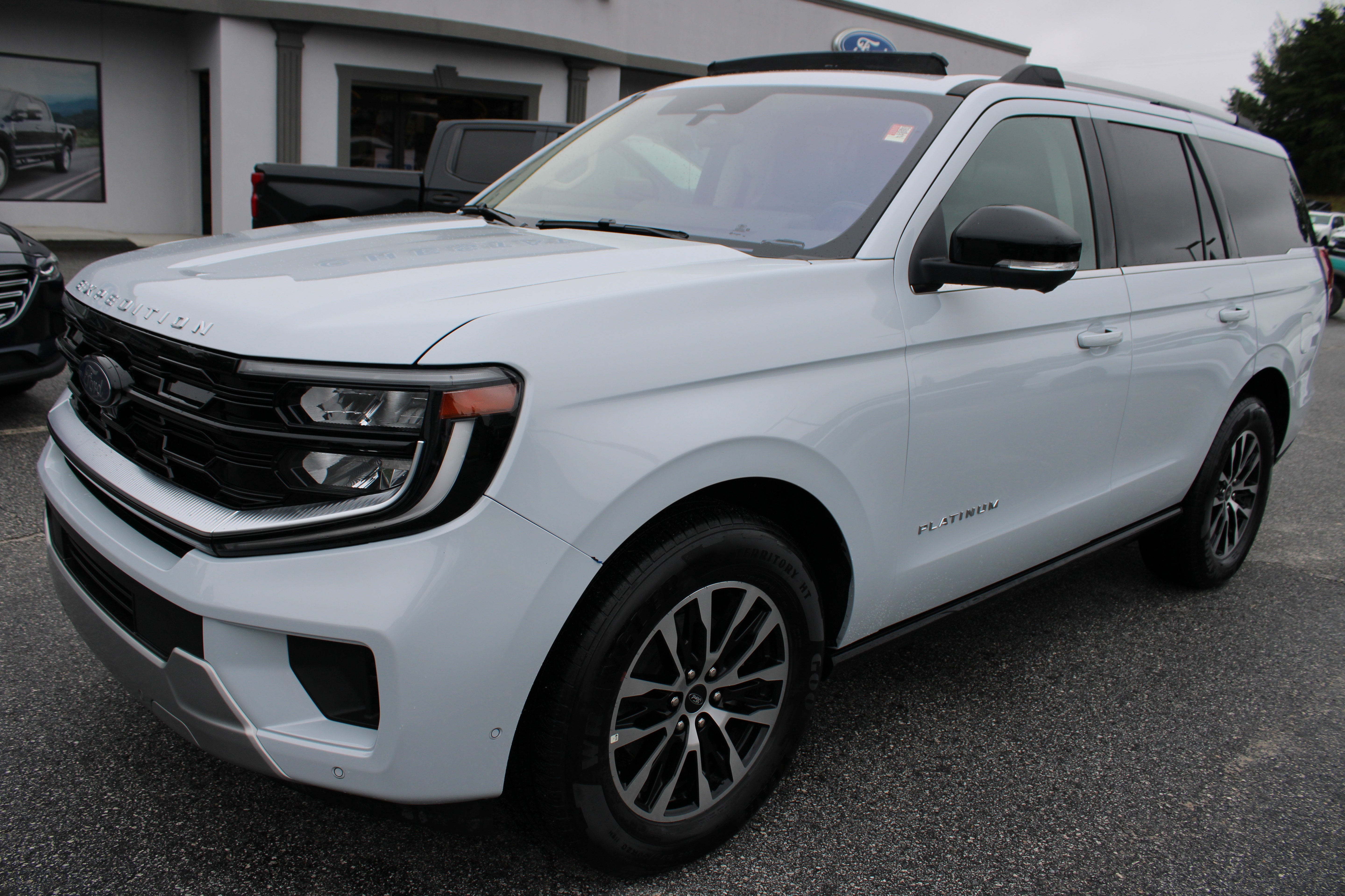 Used 2025 Ford Expedition Platinum AWD/4WD image 2