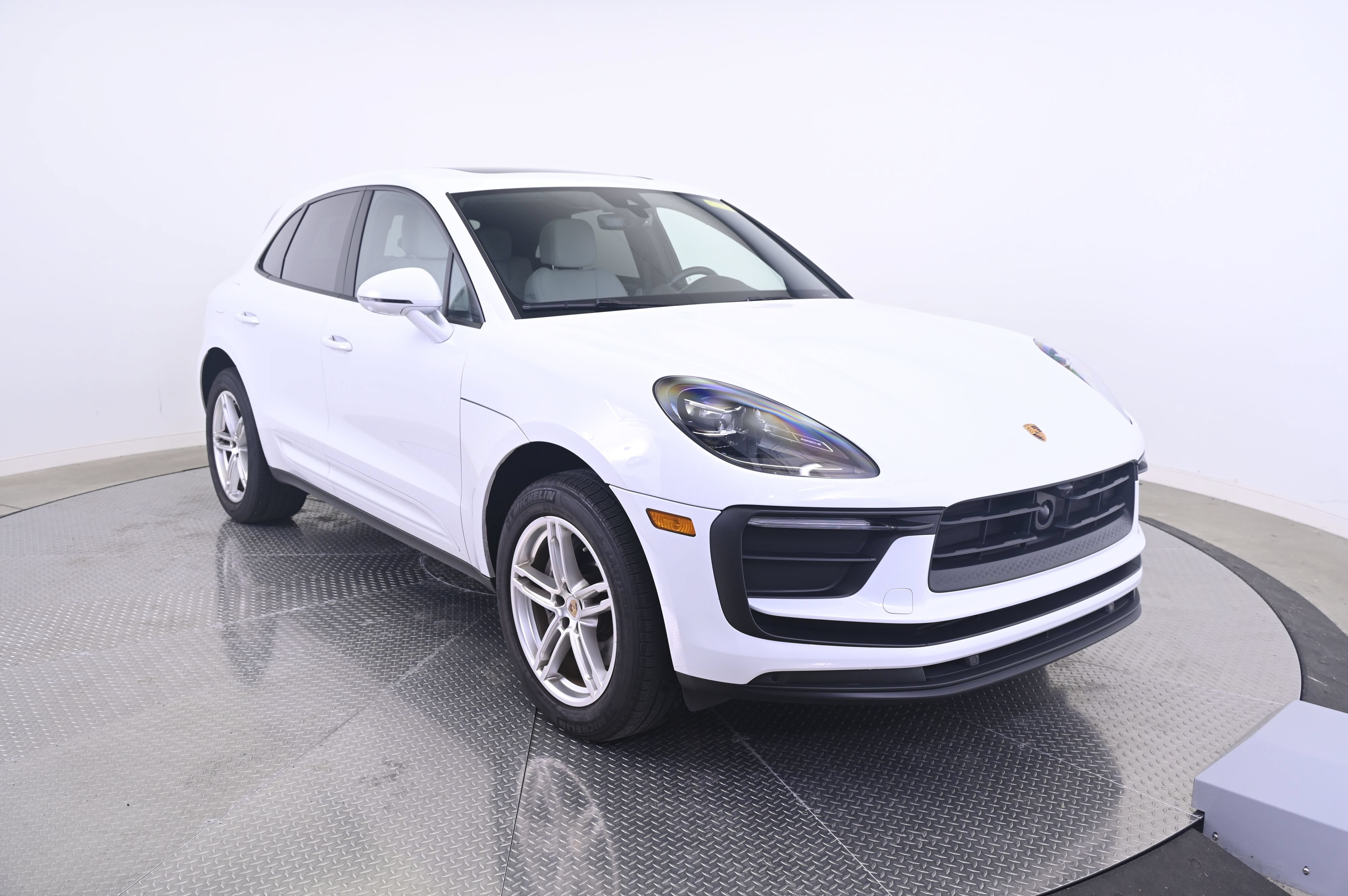 Certified 2023 Porsche Macan AWD/4WD image 9