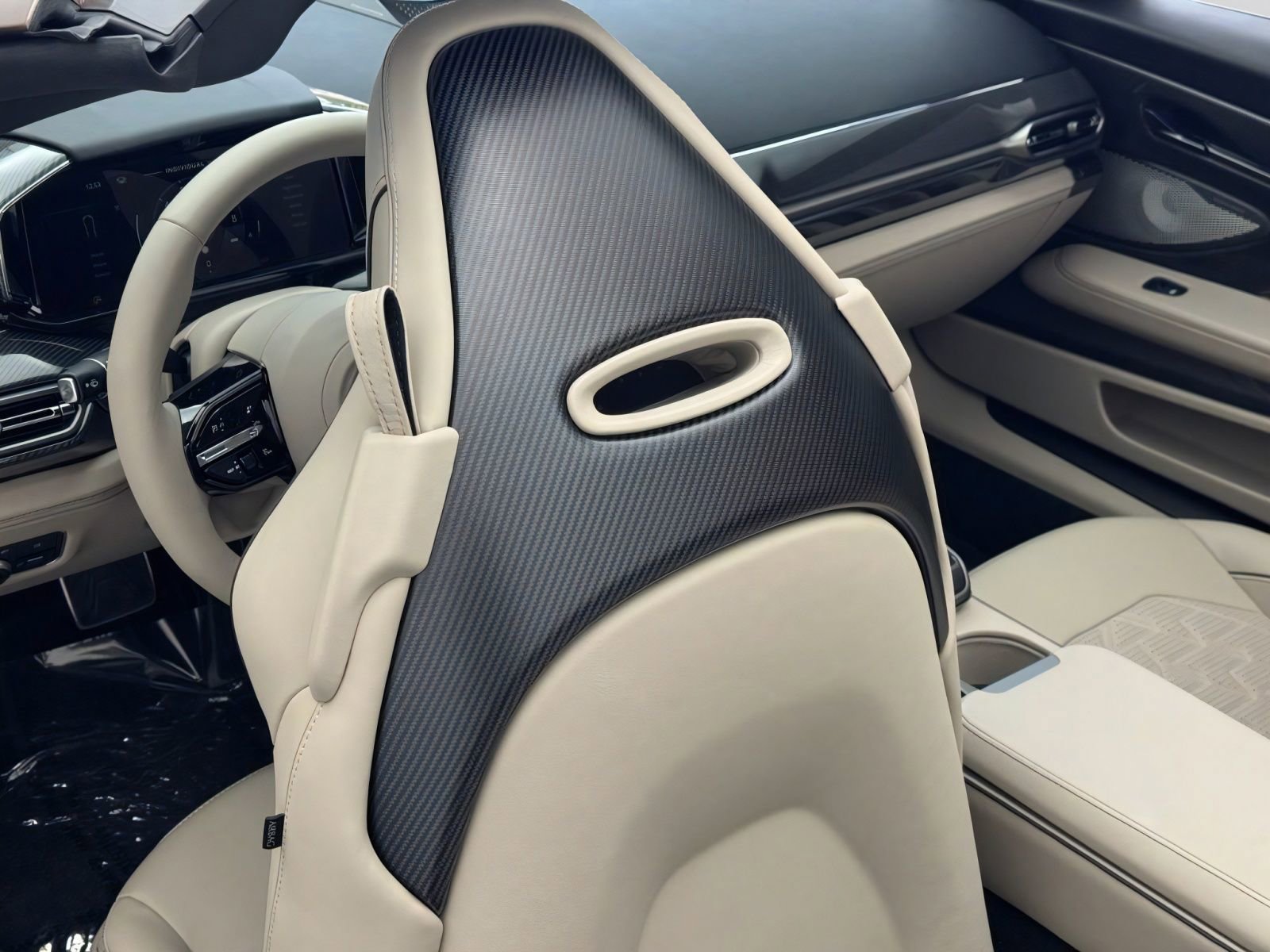 New 2026 Aston Martin Vanquish Convertible RWD image 14