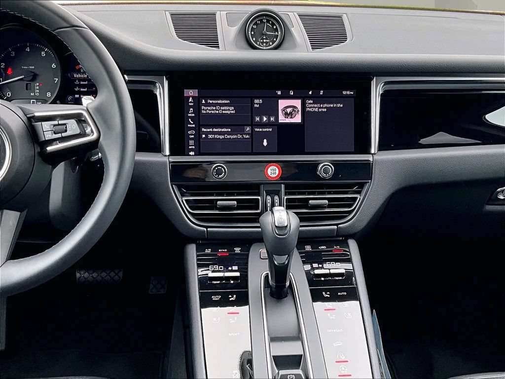Certified 2025 Porsche Macan AWD/4WD image 16