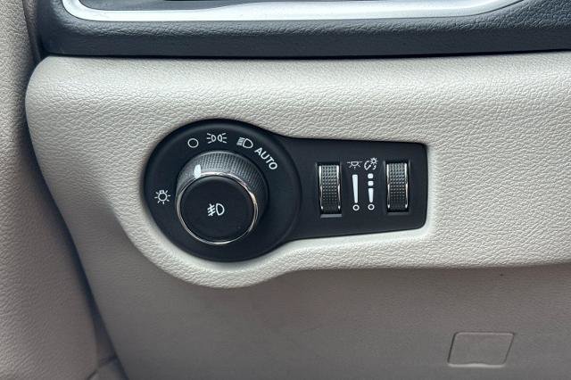 Used 2018 Chrysler Pacifica Touring-L FWD image 25