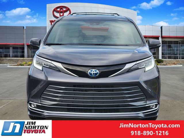 Used 2025 Toyota Sienna Limited image 2