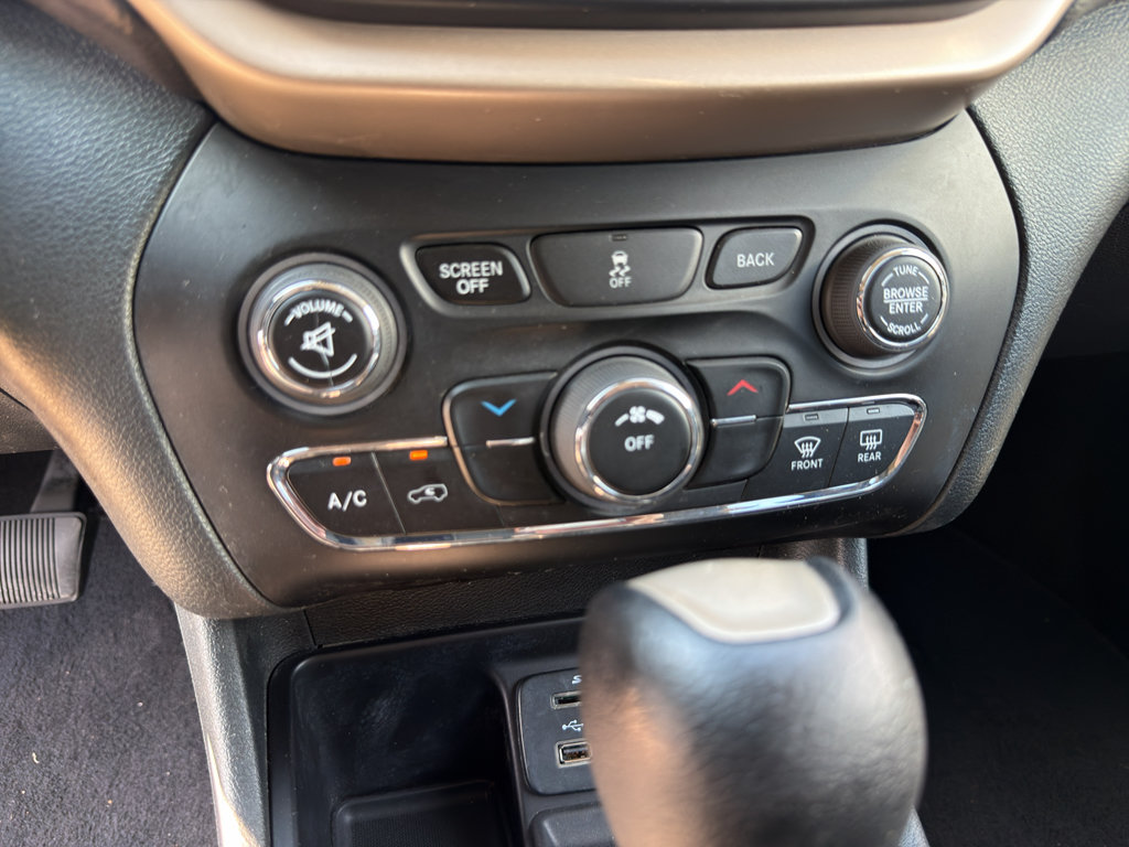Used 2015 Jeep Cherokee Latitude FWD image 25