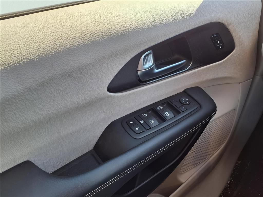 Used 2024 Chrysler Pacifica Touring-L FWD image 10