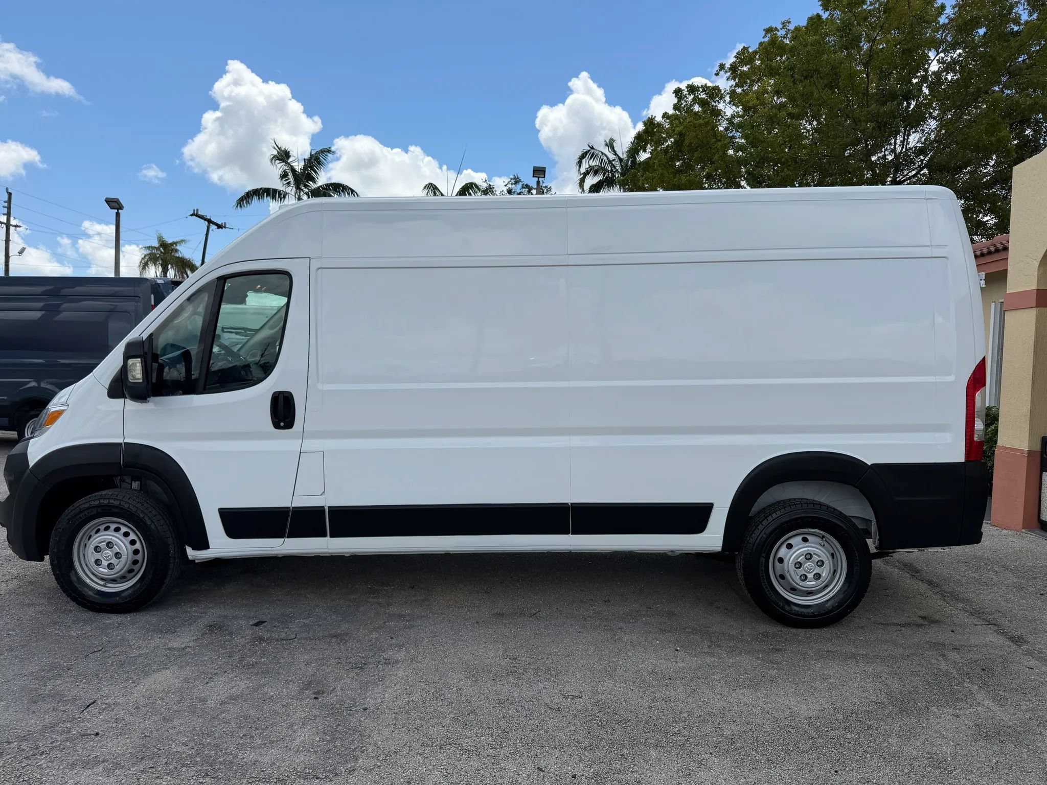 Used 2024 RAM ProMaster 2500 w/ Convenience Group FWD image 2
