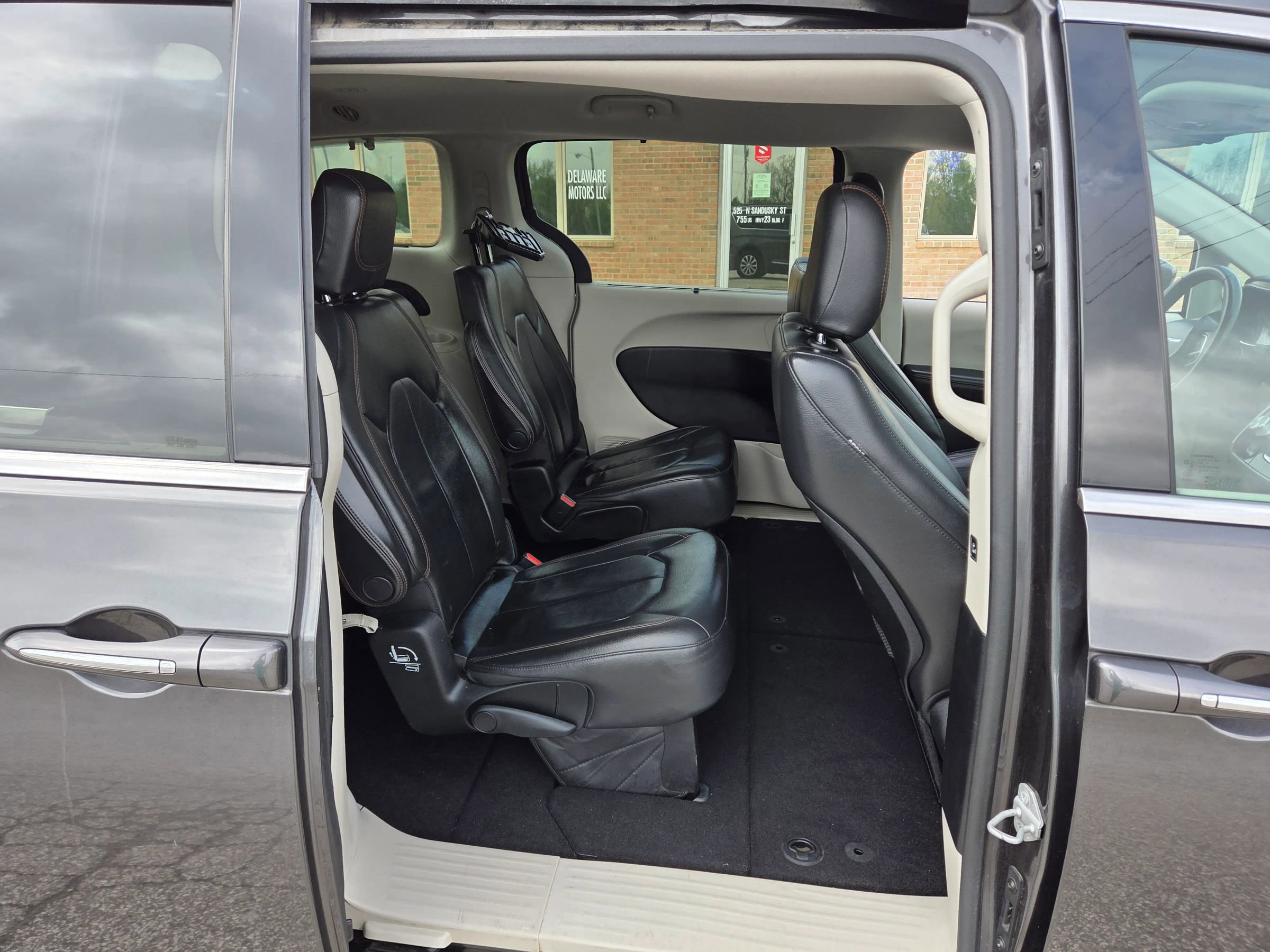 Used 2017 Chrysler Pacifica Touring-L FWD image 22