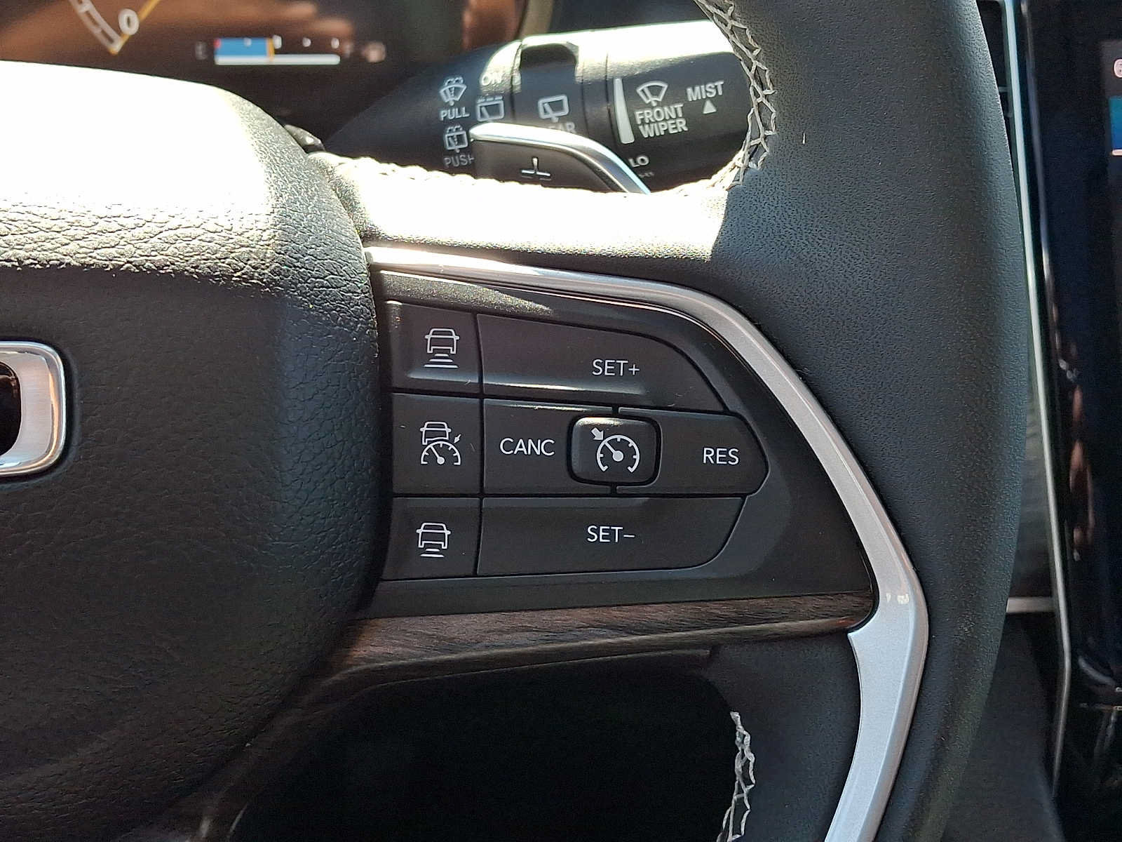 Used 2023 Jeep Grand Cherokee Limited w/ Luxury Tech Group II AWD/4WD image 25
