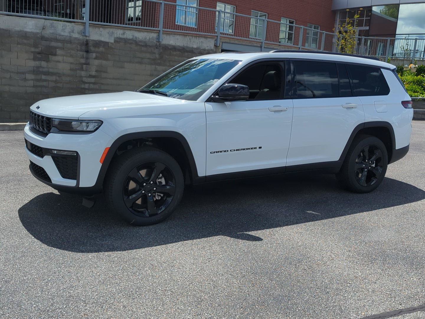 New 2026 Jeep Grand Cherokee L Limited w/ Limited Altitude Package AWD/4WD image 3