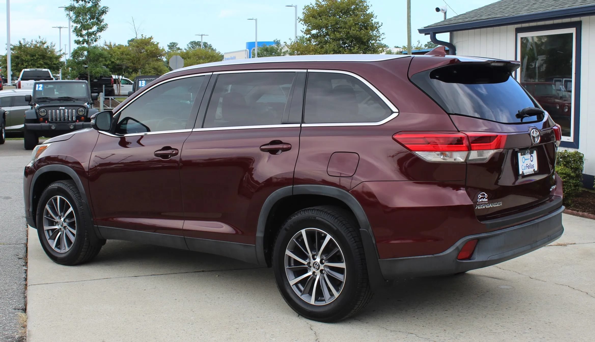Used 2019 Toyota Highlander XLE AWD/4WD image 3