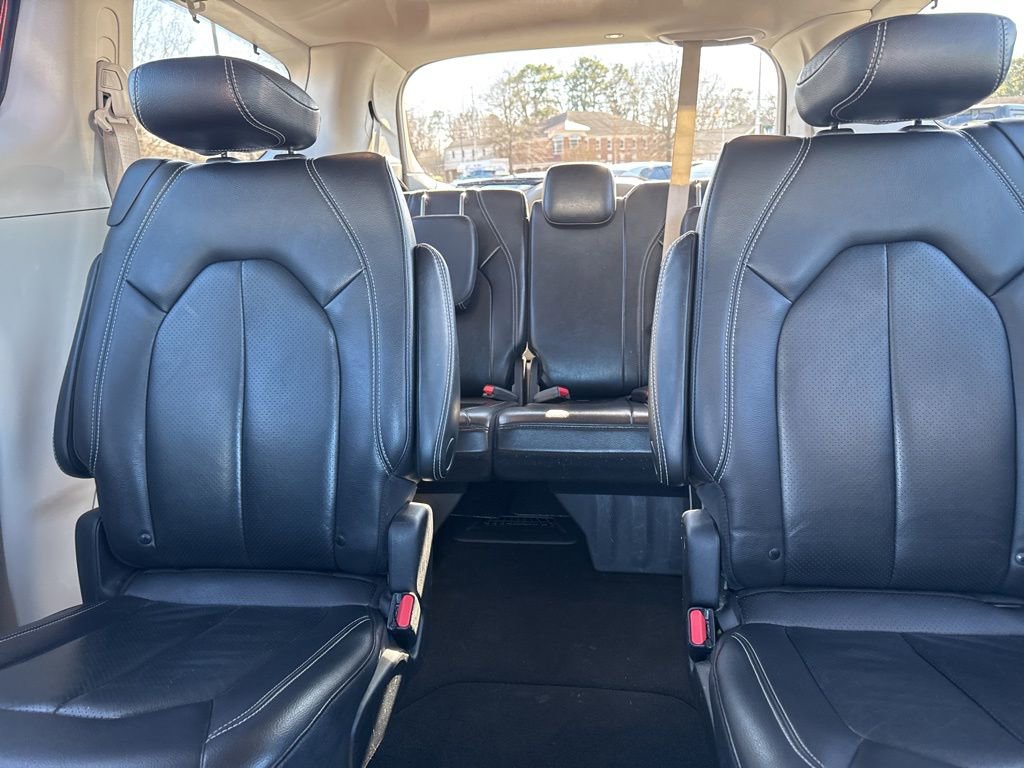 Used 2022 Chrysler Pacifica Touring-L image 13