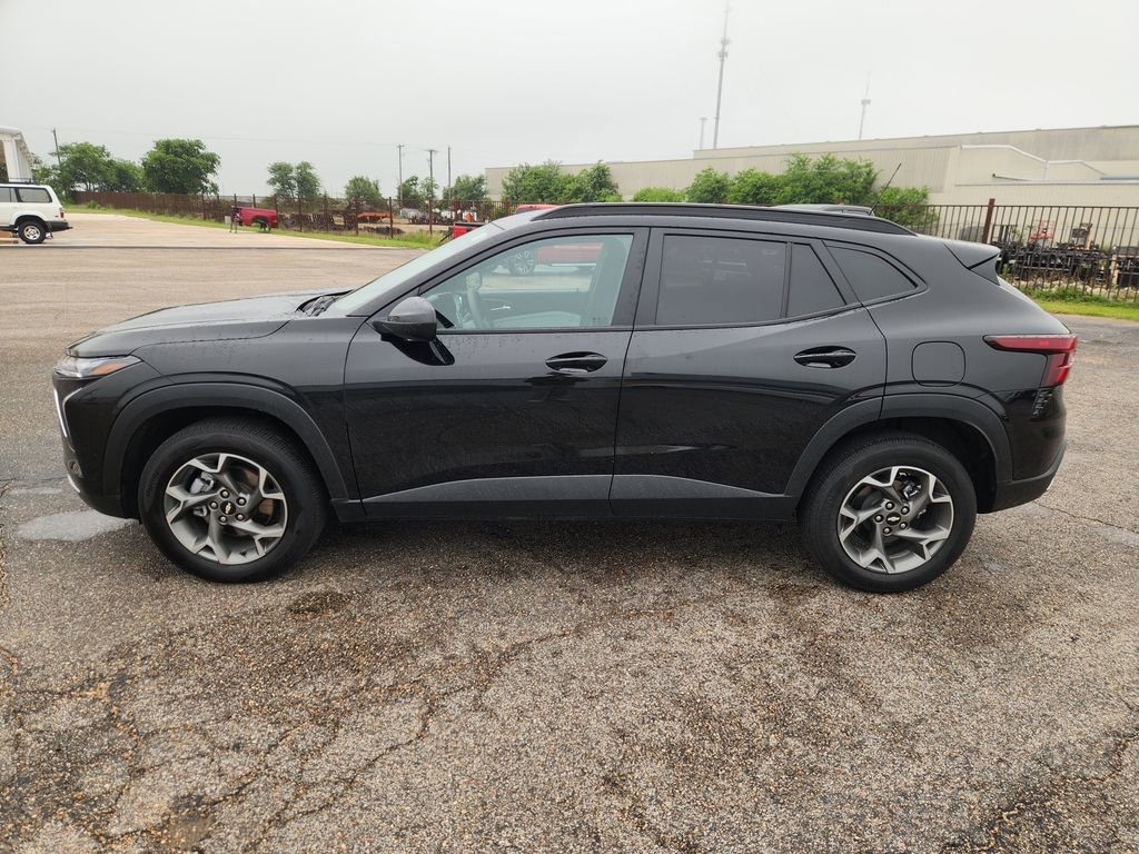 Used 2025 Chevrolet Trax LT FWD image 4