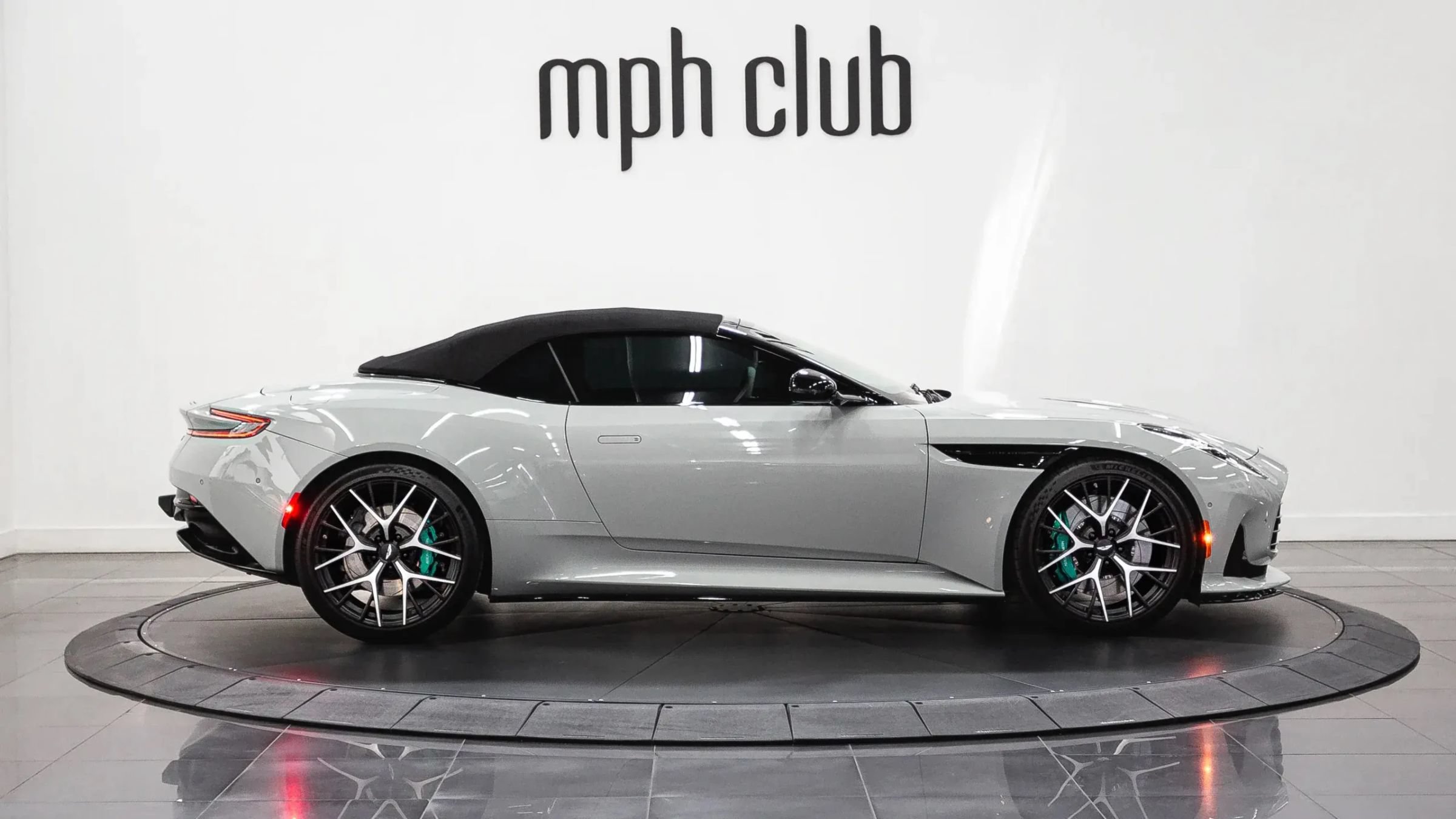 Used 2024 Aston Martin DB12 Convertible RWD image 8
