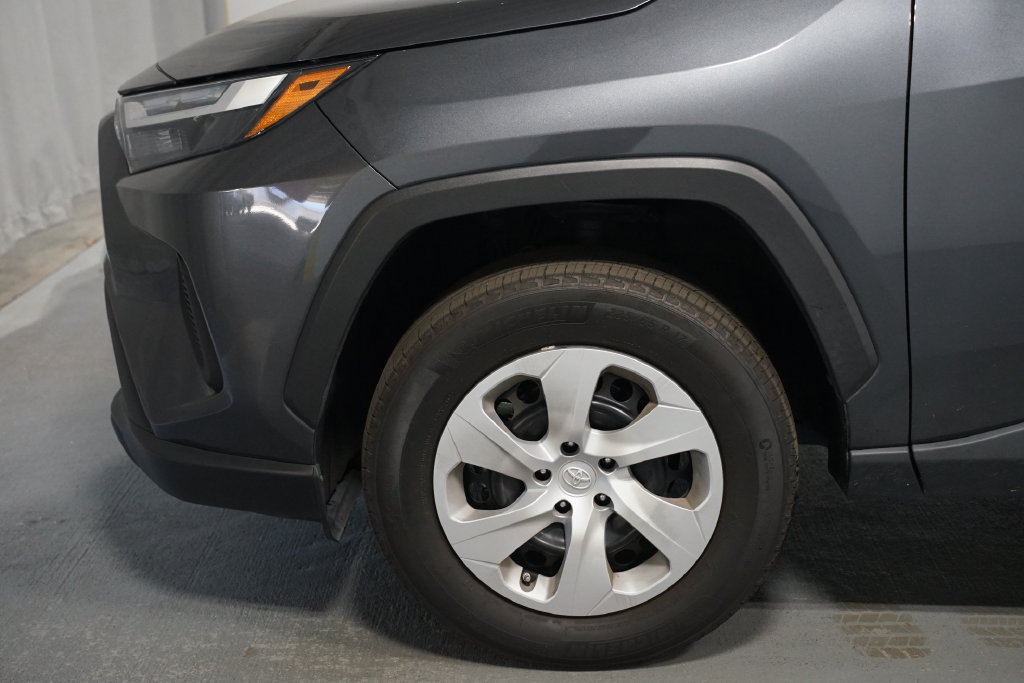 Used 2023 Toyota RAV4 LE AWD/4WD image 5
